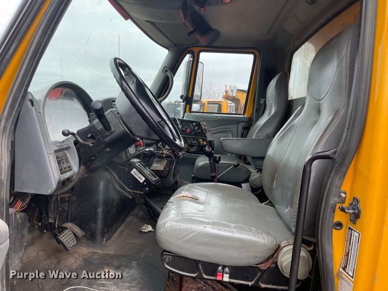 image for item KT9665 2004 International 7400  dump truck