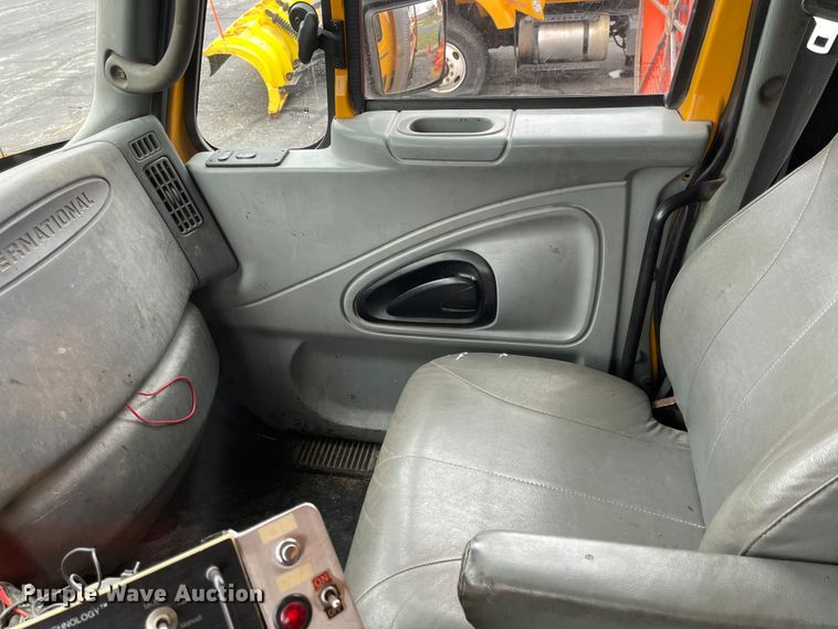 image for item KT9665 2004 International 7400  dump truck