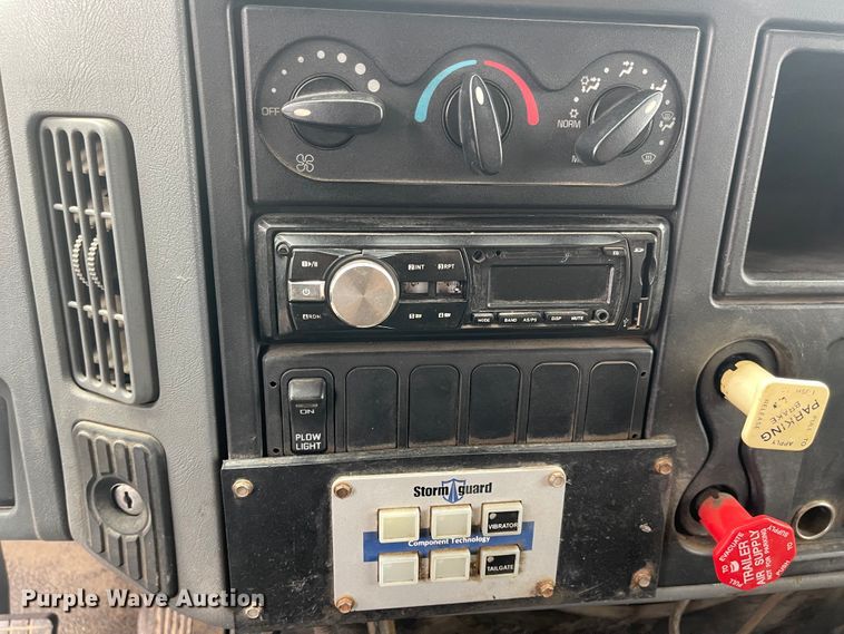 image for item KT9665 2004 International 7400  dump truck