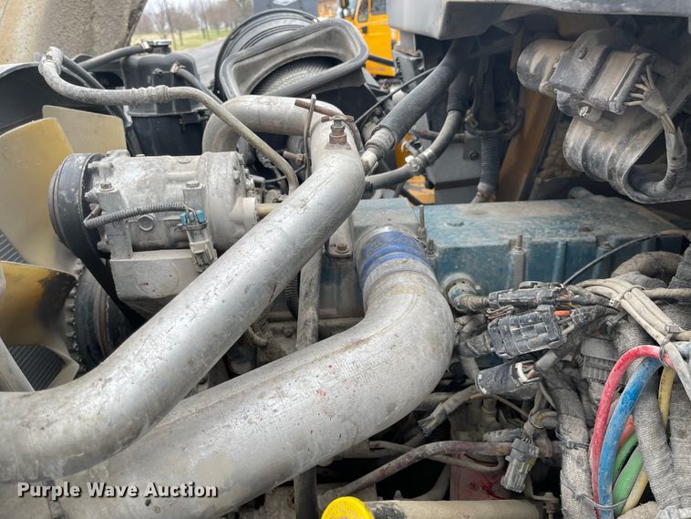 image for item KT9665 2004 International 7400  dump truck