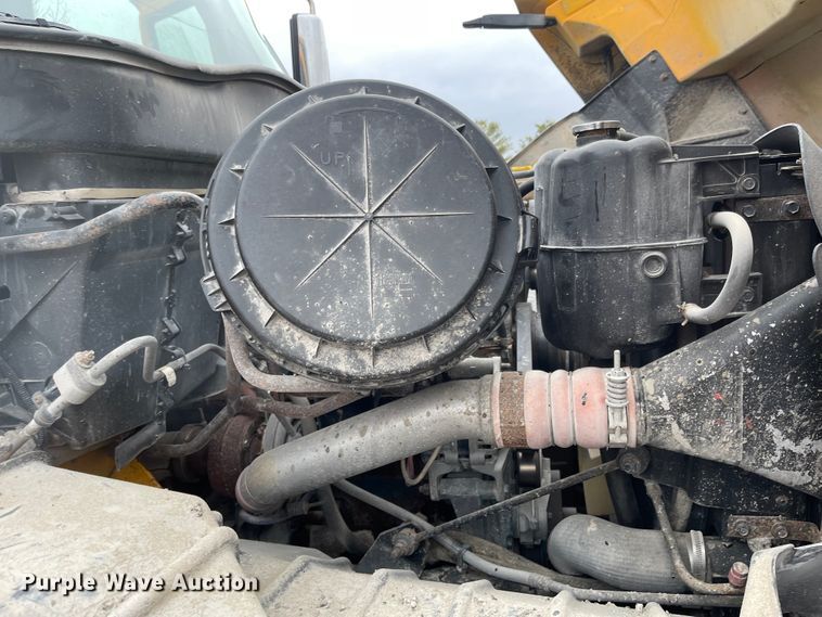 image for item KT9665 2004 International 7400  dump truck