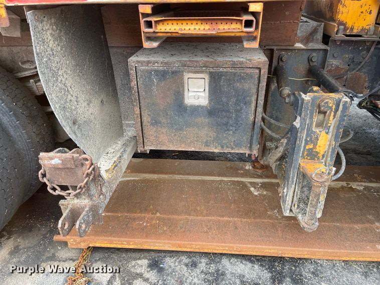 image for item KT9665 2004 International 7400  dump truck