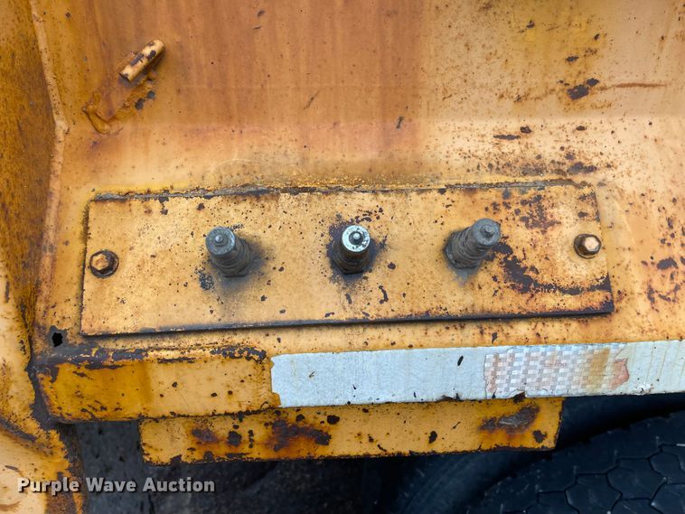 image for item KT9665 2004 International 7400  dump truck