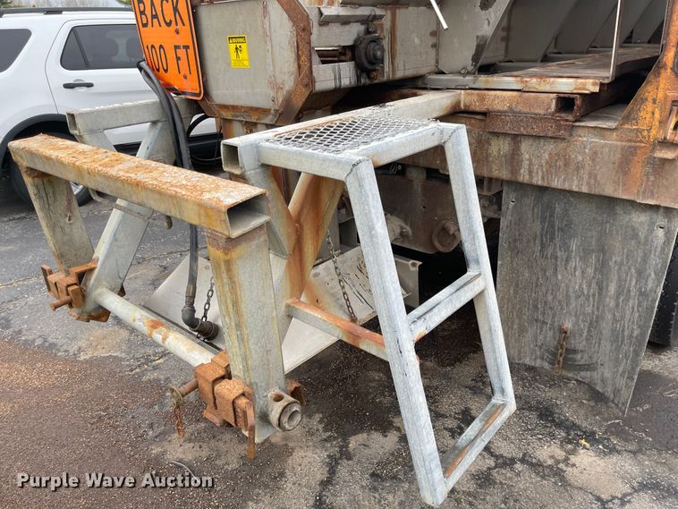 image for item KT9665 2004 International 7400  dump truck