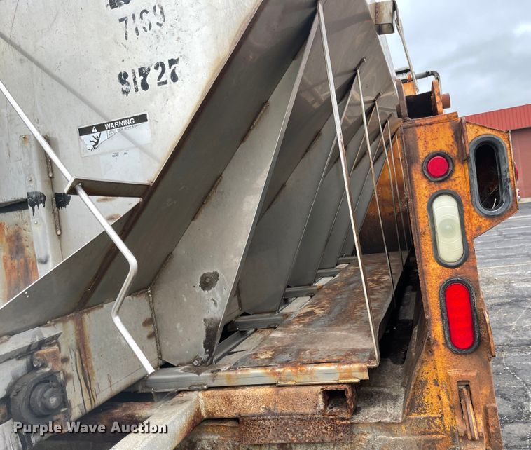 image for item KT9665 2004 International 7400  dump truck