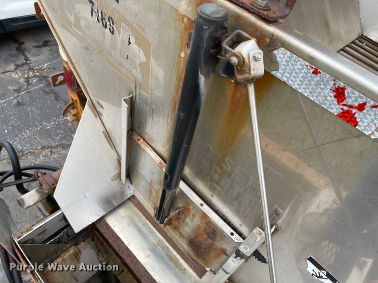 image for item KT9665 2004 International 7400  dump truck