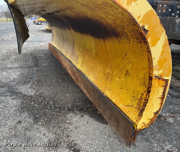 image for item KT9665 2004 International 7400  dump truck