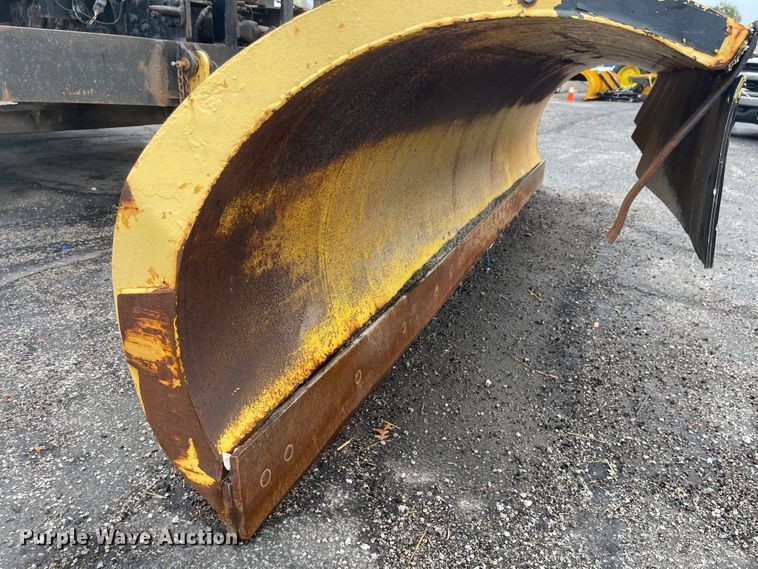 image for item KT9665 2004 International 7400  dump truck