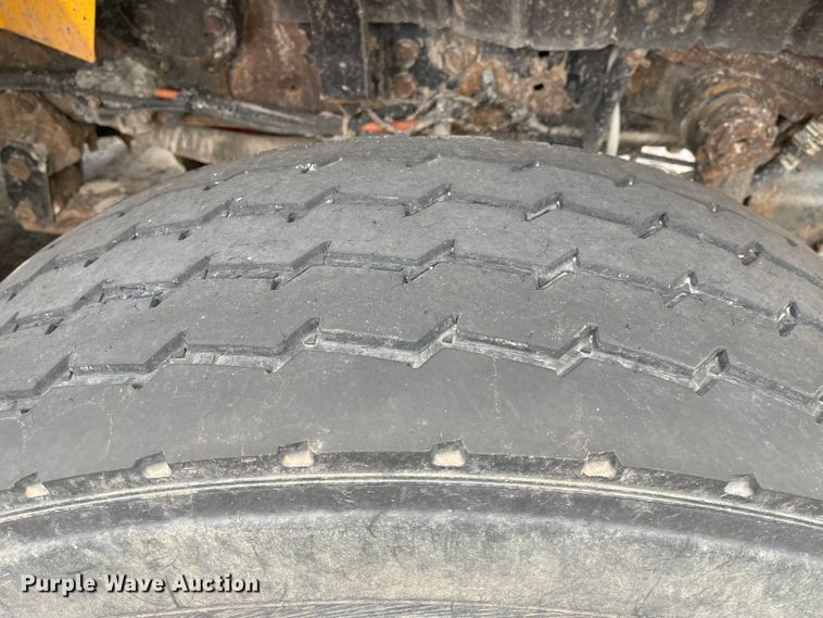 image for item KT9665 2004 International 7400  dump truck