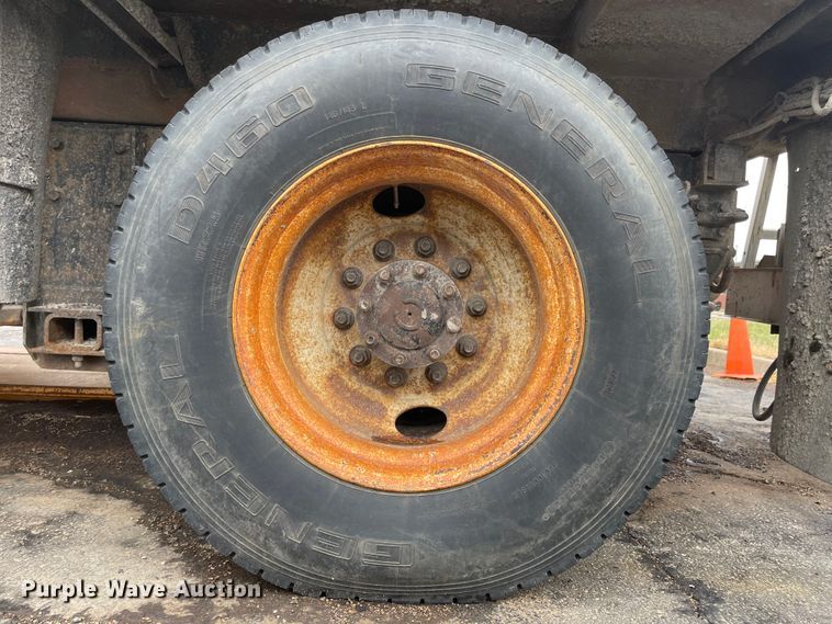 image for item KT9665 2004 International 7400  dump truck