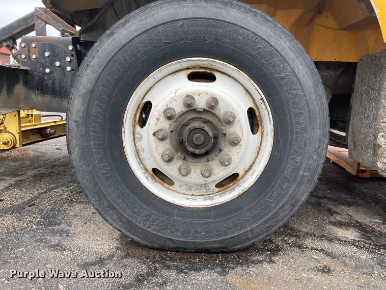 image for item KT9665 2004 International 7400  dump truck