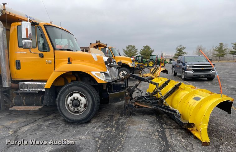 image for item KT9666 2006 International 7400  dump truck