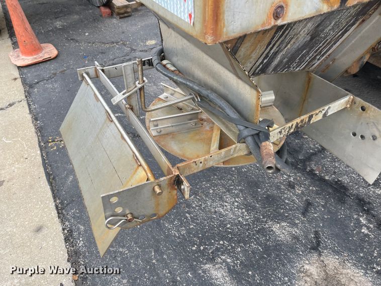 image for item KT9666 2006 International 7400  dump truck