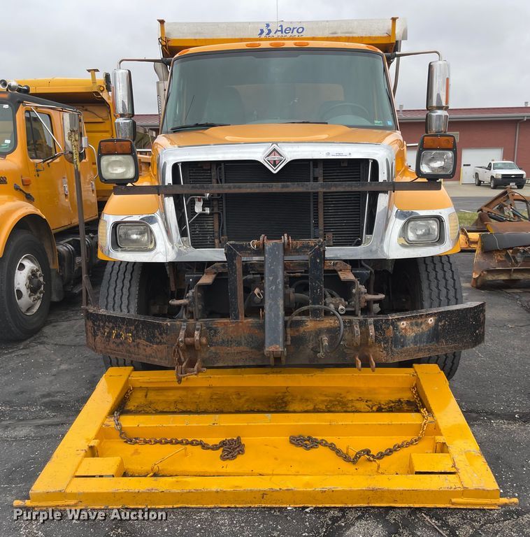 image for item KT9674 2006 International 7400  dump truck