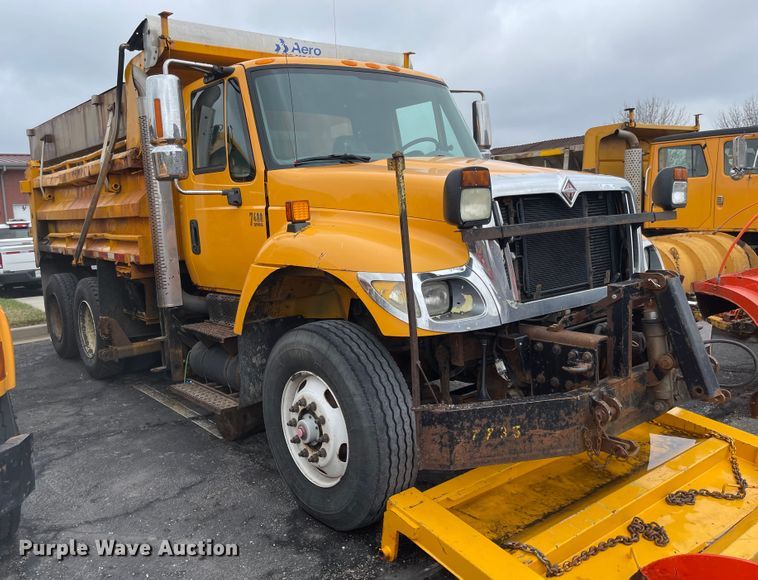 image for item KT9674 2006 International 7400  dump truck