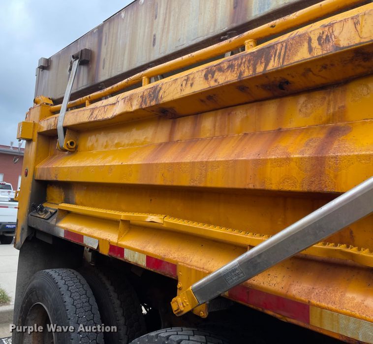 image for item KT9674 2006 International 7400  dump truck