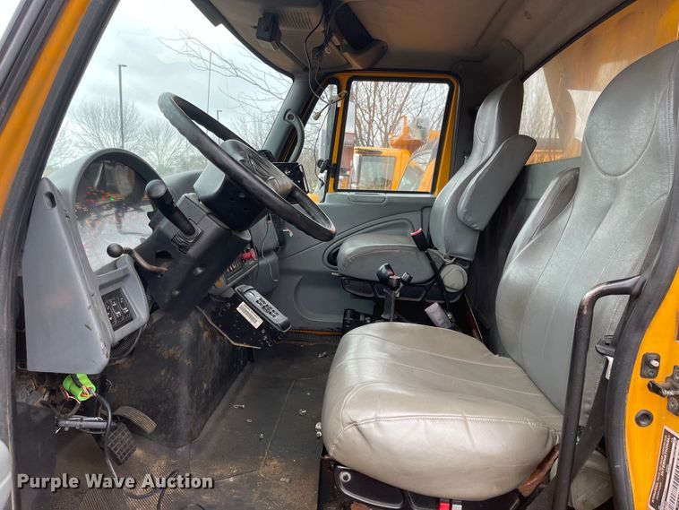 image for item KT9674 2006 International 7400  dump truck