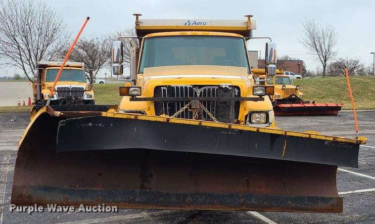 image for item KT9680 2005 International 7400  dump truck