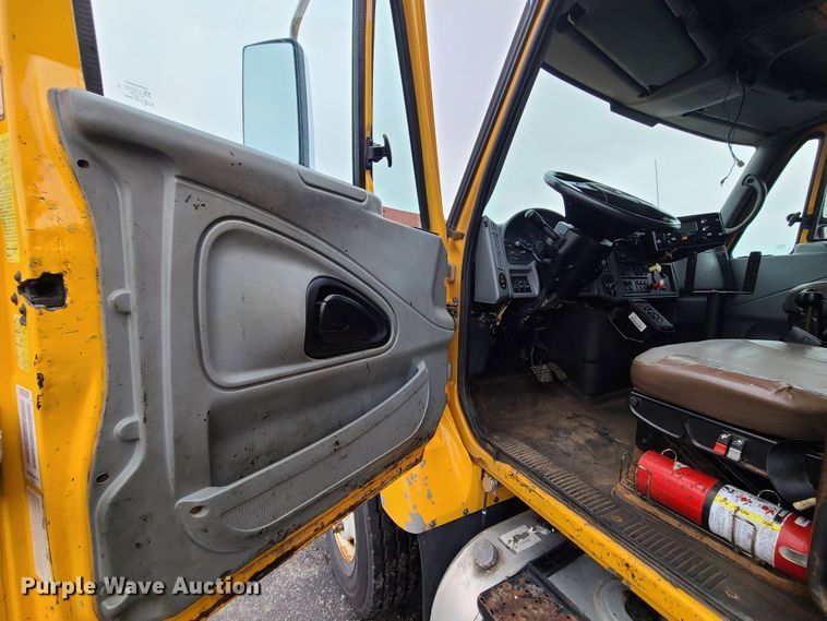 image for item KT9680 2005 International 7400  dump truck