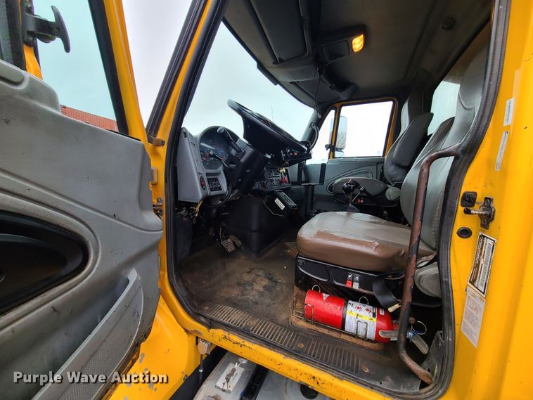 image for item KT9680 2005 International 7400  dump truck