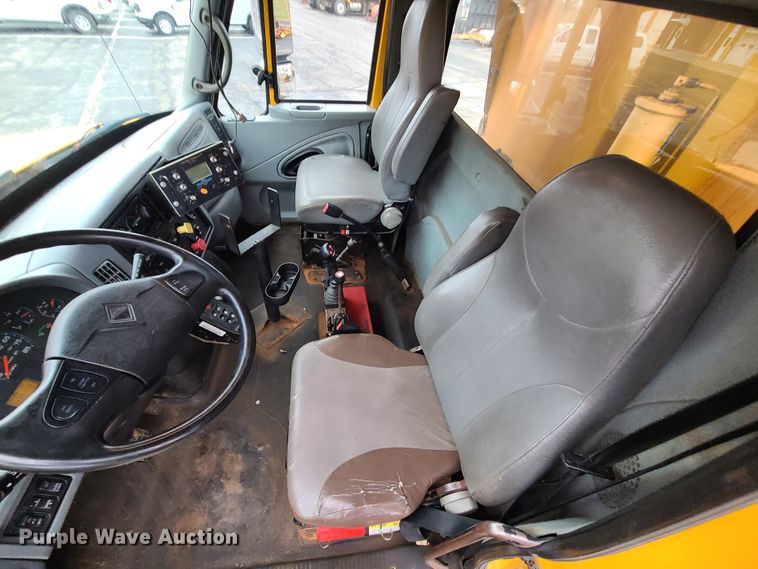 image for item KT9680 2005 International 7400  dump truck