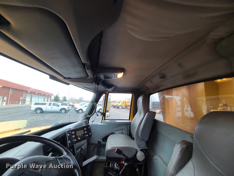 image for item KT9680 2005 International 7400  dump truck