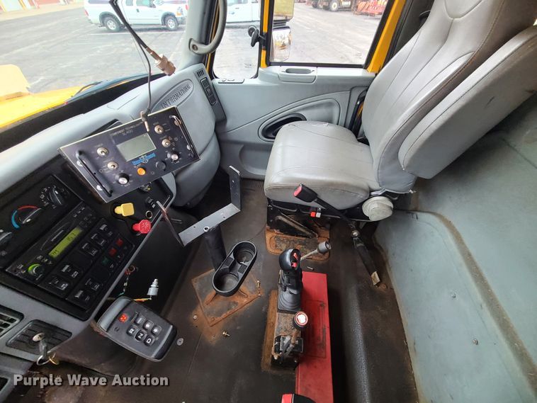 image for item KT9680 2005 International 7400  dump truck