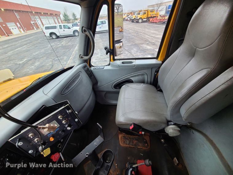 image for item KT9680 2005 International 7400  dump truck