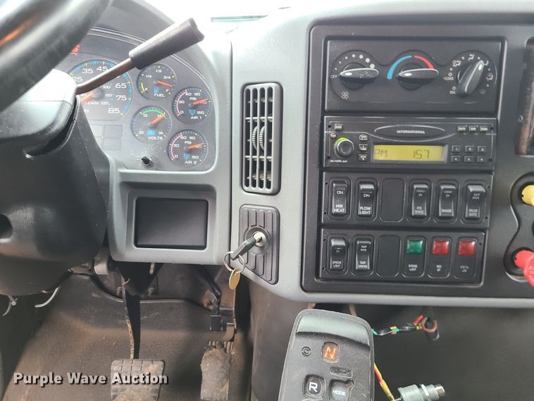 image for item KT9680 2005 International 7400  dump truck