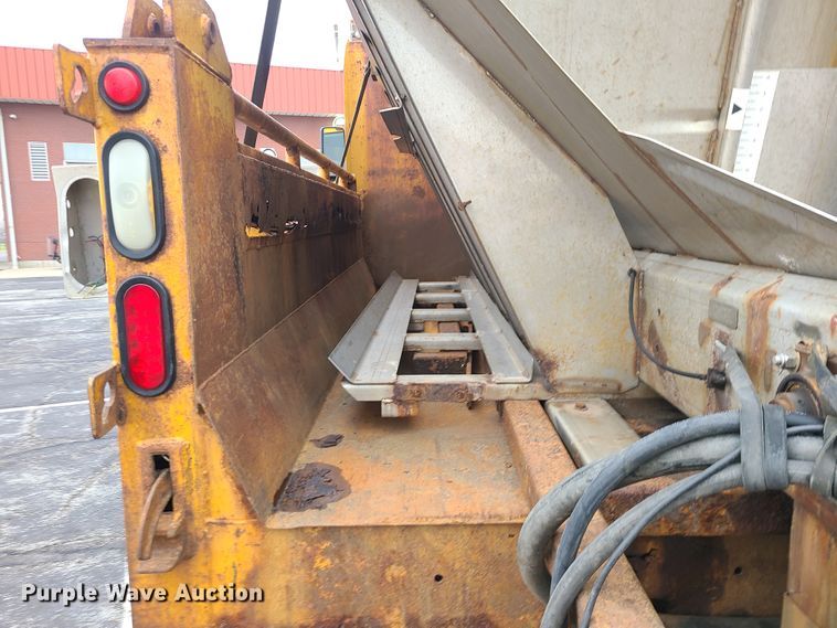 image for item KT9680 2005 International 7400  dump truck