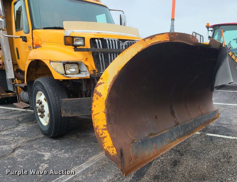 image for item KT9680 2005 International 7400  dump truck