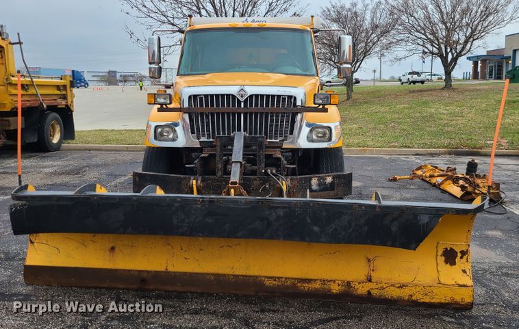 image for item KT9681 2005 International 7400  dump truck