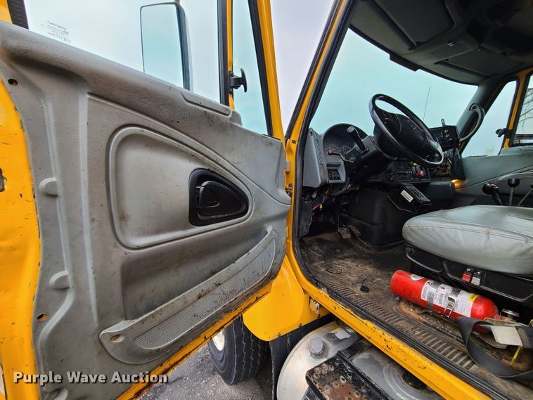 image for item KT9681 2005 International 7400  dump truck