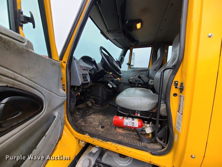 image for item KT9681 2005 International 7400  dump truck