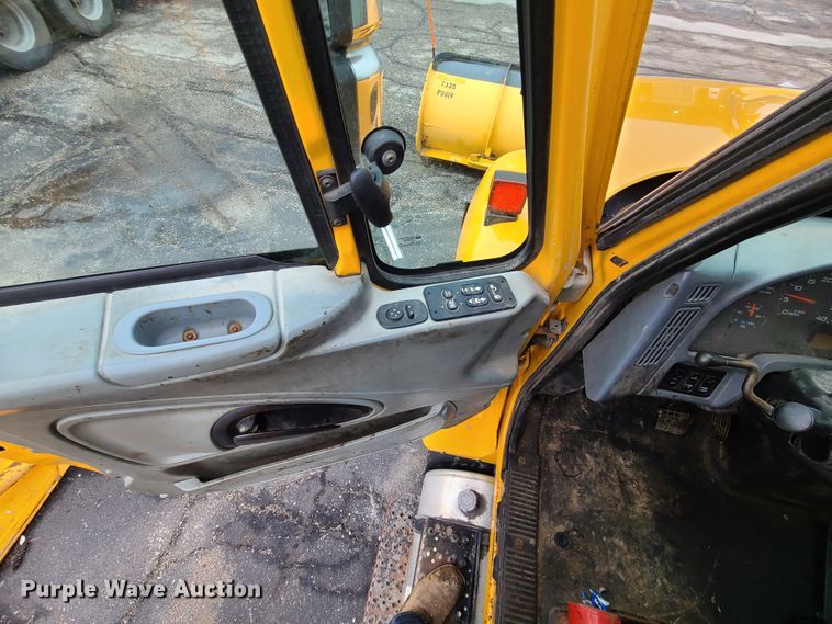 image for item KT9681 2005 International 7400  dump truck