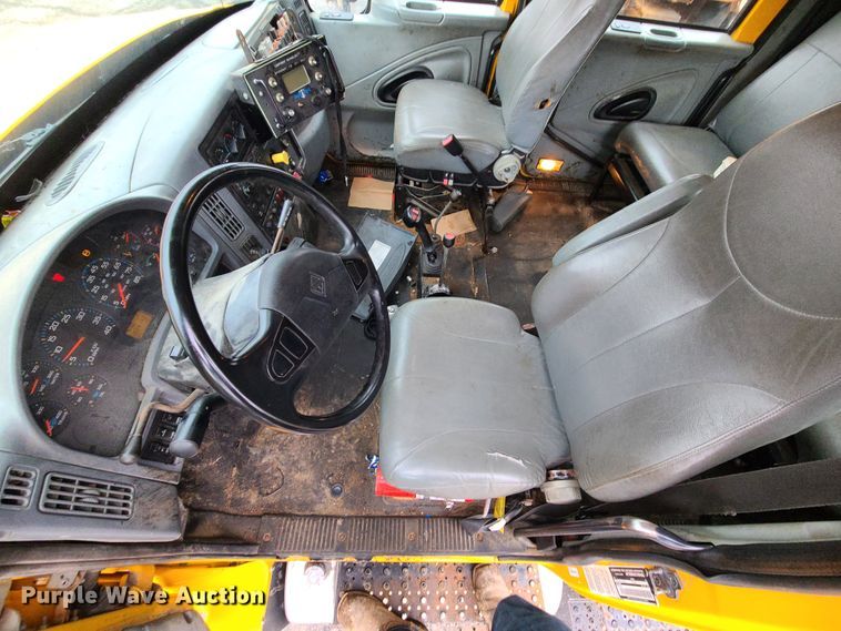 image for item KT9681 2005 International 7400  dump truck