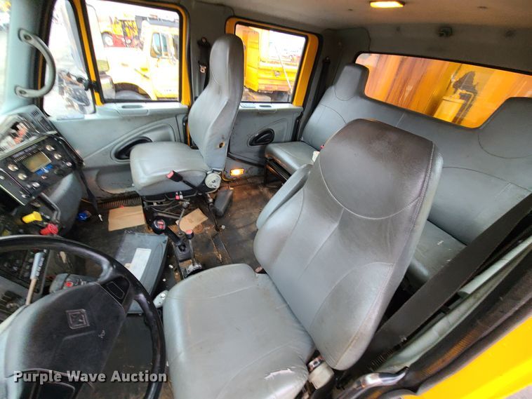 image for item KT9681 2005 International 7400  dump truck