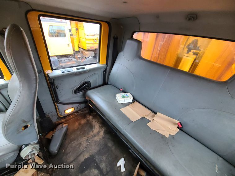 image for item KT9681 2005 International 7400  dump truck