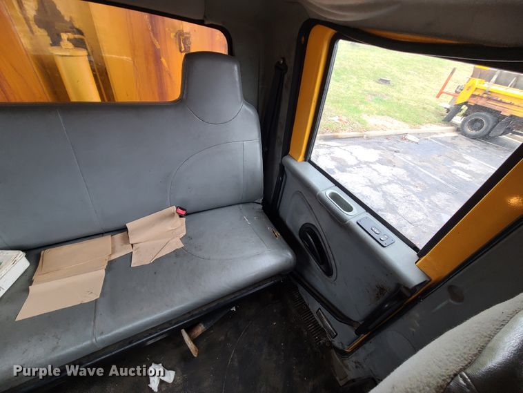 image for item KT9681 2005 International 7400  dump truck