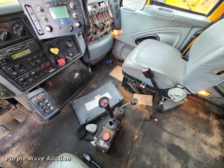 image for item KT9681 2005 International 7400  dump truck