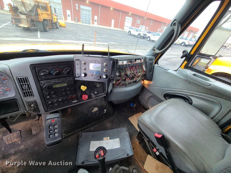 image for item KT9681 2005 International 7400  dump truck