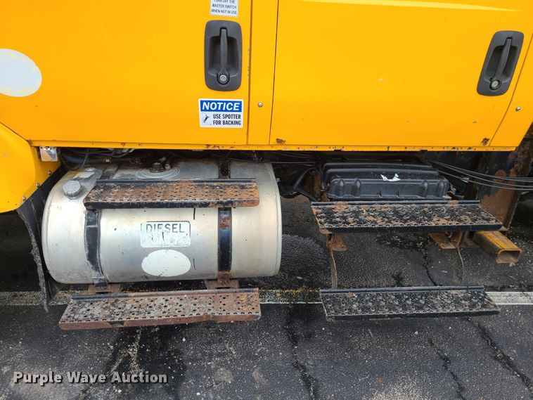 image for item KT9681 2005 International 7400  dump truck