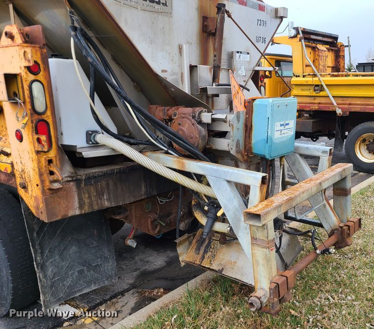 image for item KT9681 2005 International 7400  dump truck