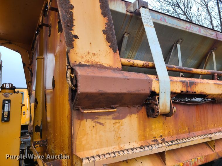 image for item KT9681 2005 International 7400  dump truck