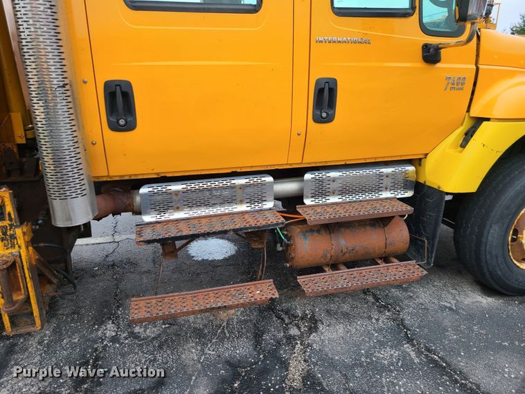 image for item KT9681 2005 International 7400  dump truck