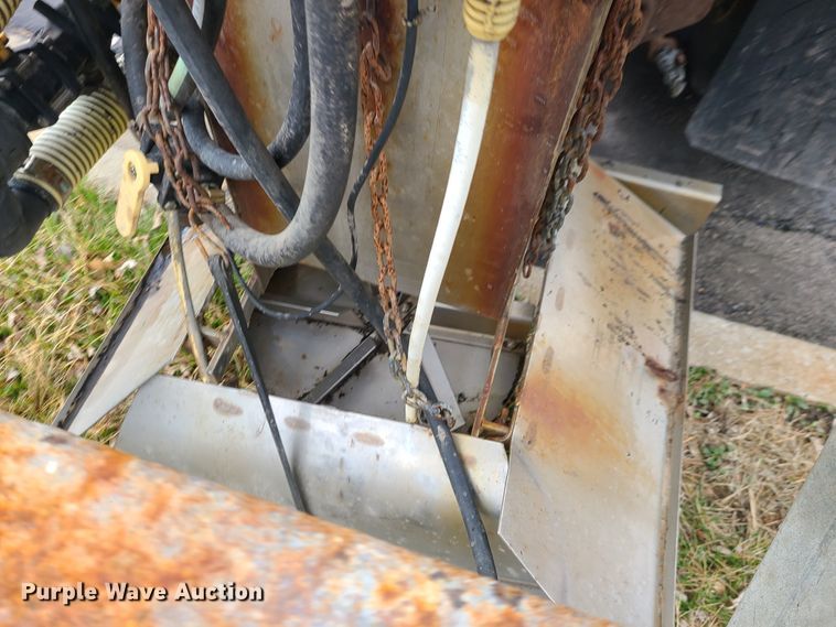 image for item KT9681 2005 International 7400  dump truck