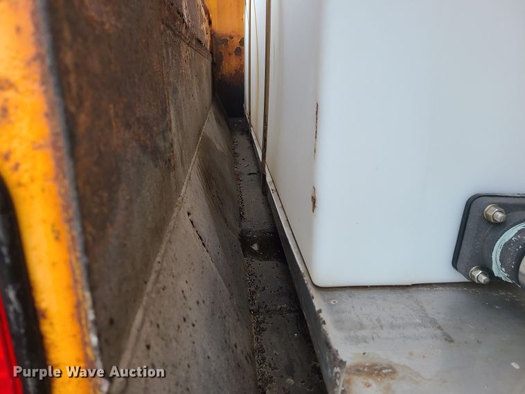 image for item KT9681 2005 International 7400  dump truck