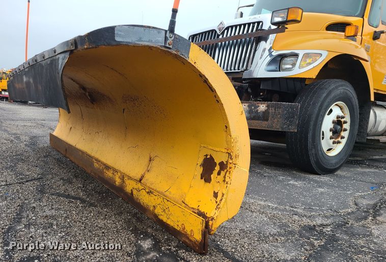 image for item KT9681 2005 International 7400  dump truck