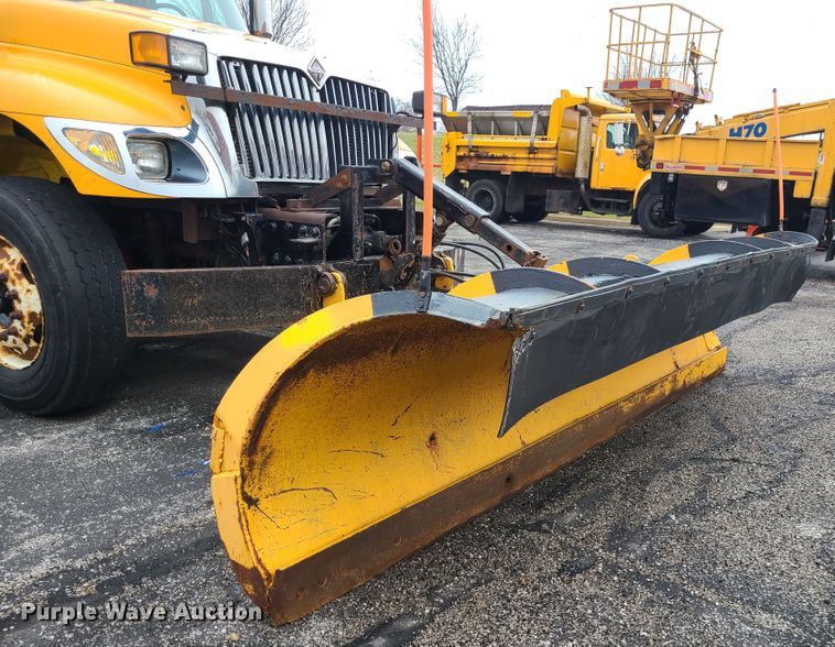 image for item KT9681 2005 International 7400  dump truck