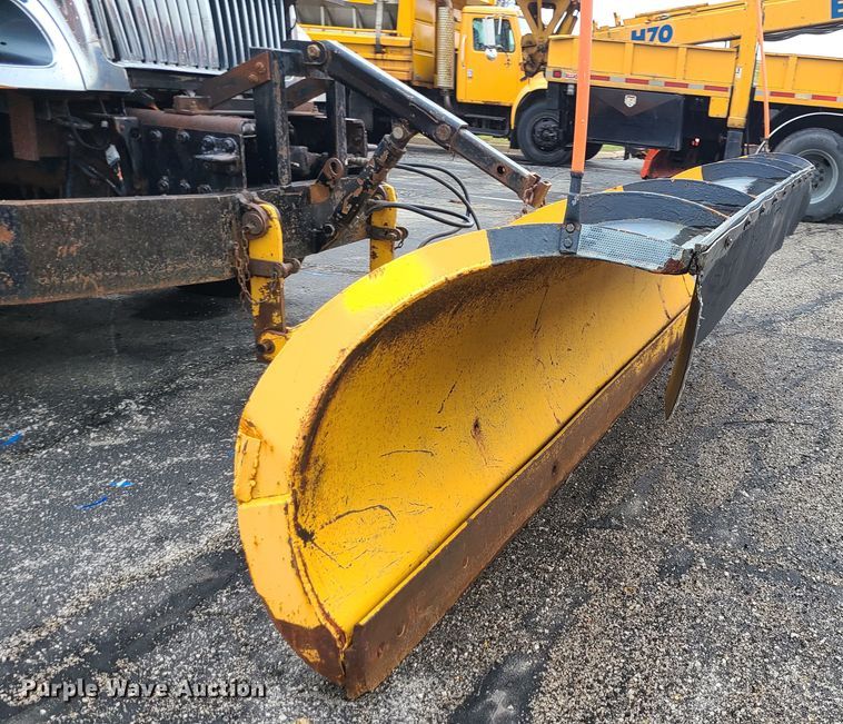 image for item KT9681 2005 International 7400  dump truck